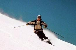 800px-Skier-carving-a-turn.jpg