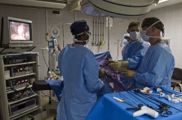 800px-US_Navy_081117-N-7526R-568_Cmdr._Thomas_Nelson_and_Lt._Robert_Roadfuss_discuss_proper_procedures_while_performing_a_laparoscopic_cholecystectomy_surgery.jpg