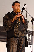 Wang_Li_playing_an_hulusi_calabash_flute_-_2012_Richmond_Folk_Festival.jpg